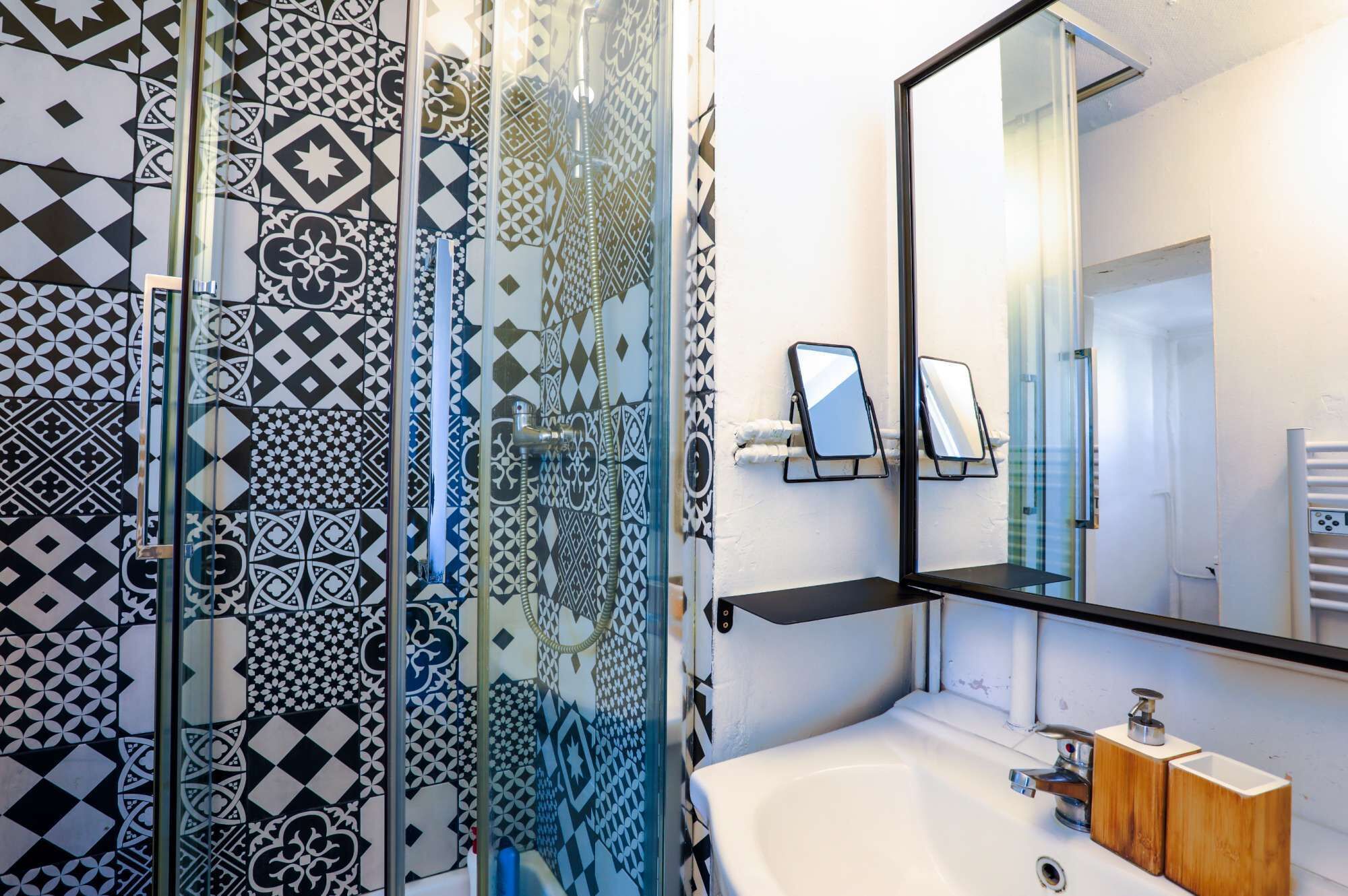 Dusj, hårføner og håndklær