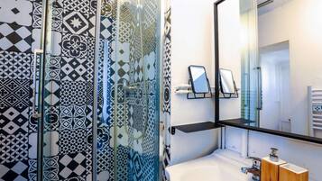 Dusj, hårføner og håndklær