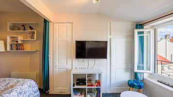 Tabla de planchar con plancha, cuna de viaje, wifi y ropa de cama