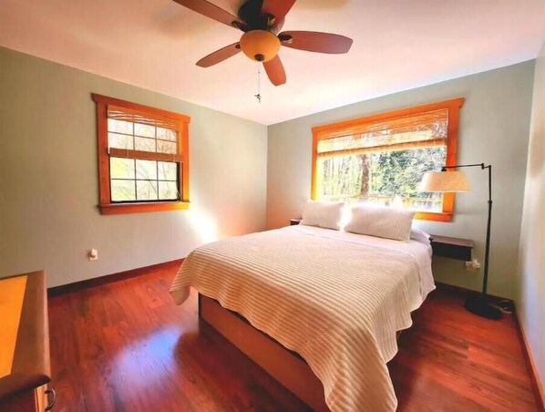 2 makuuhuonetta, silitysrauta/-lauta, vuodevaatteet