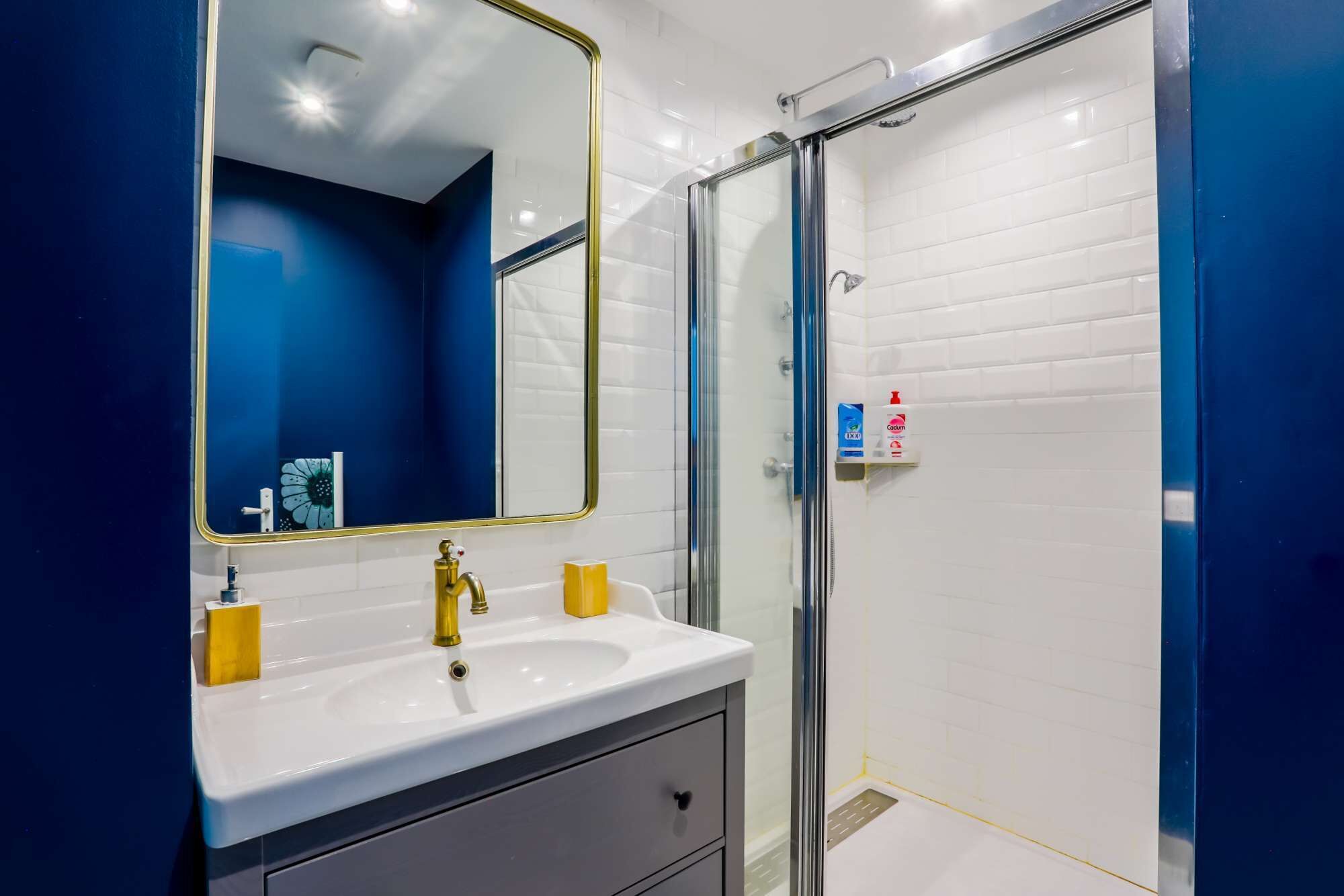 Une belle salle de bain avec une grange douche