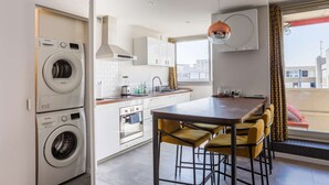 Coffee/tea maker, fridge, microwave, oven - Happy 70's - Family Place (Villeurbanne)