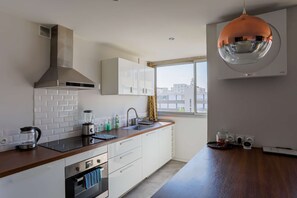 Jääkaappi, mikroaaltouuni, uuni, liesi