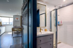 Dusj, hårføner og håndklær