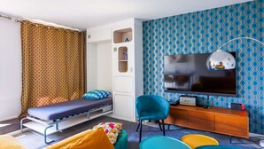 1 bedroom, desk, travel crib, WiFi - Happy 70's - Family Place (Villeurbanne)
