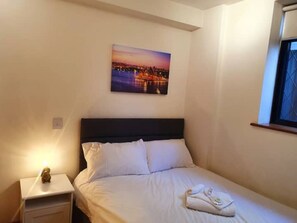 1 غرفة نوم وخزنة داخل الغرفة ومكواة/لوح كي وسرير سفر