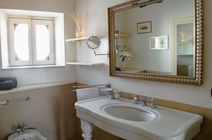 Doccia, asciugacapelli, bidet, asciugamani