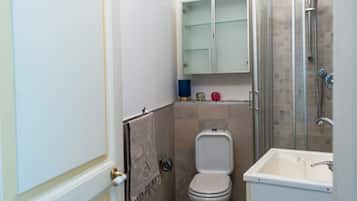 Douche, sĂšche-cheveux, bidet, serviettes fournies