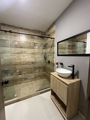Habitación doble superior | Baño | Ducha, cabezal de ducha tipo lluvia y toallas