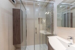 Douche, sèche-cheveux, serviettes fournies