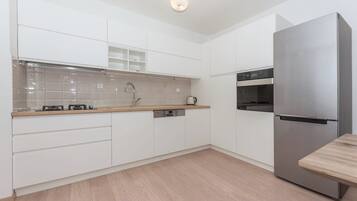 Fridge, oven, stovetop, dishwasher