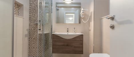 Douche, séchoir à cheveux, serviettes fournies
