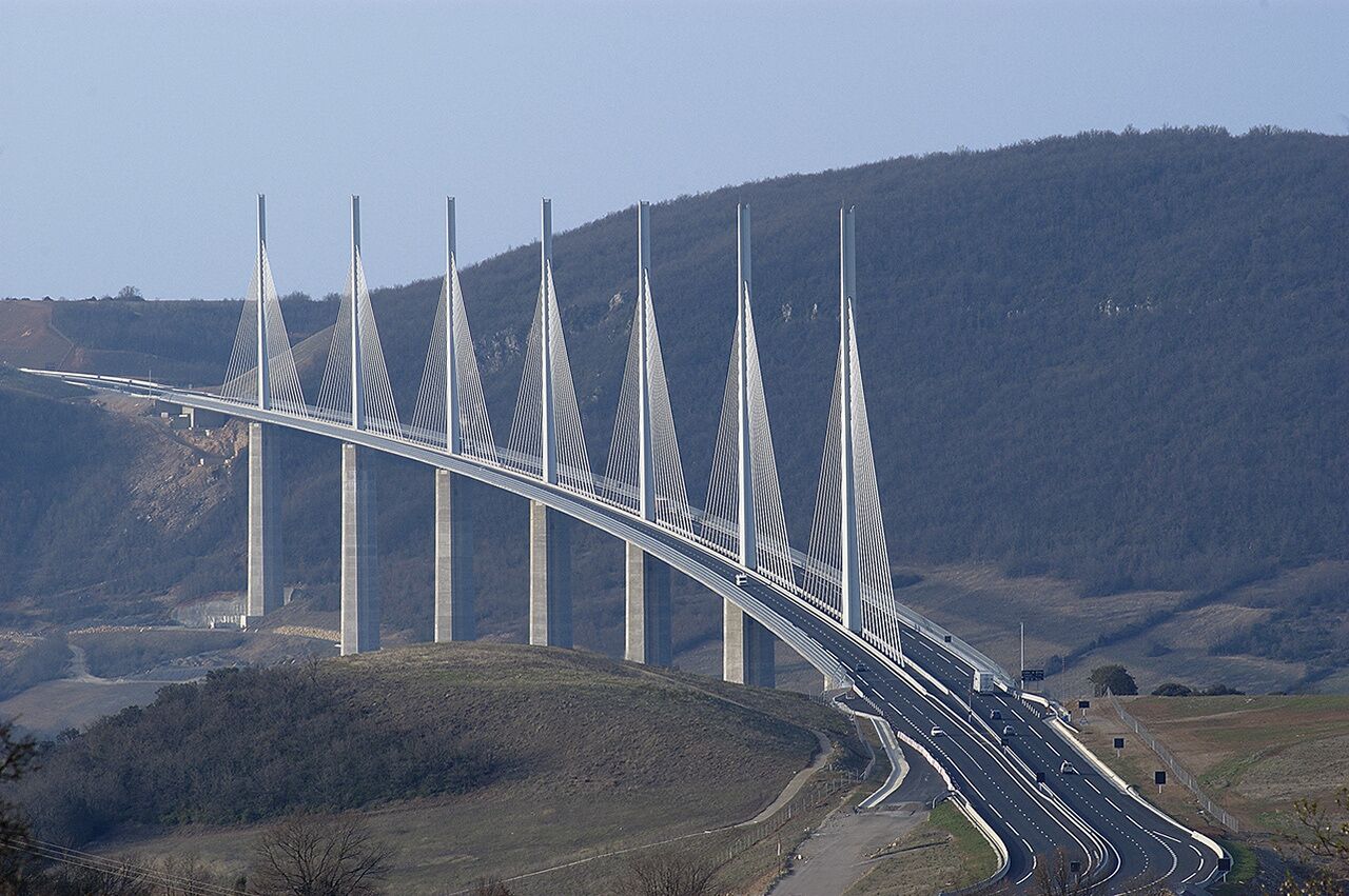 Eine Schrägseilbrücke mit mehreren Türmen und einer Fahrbahn.