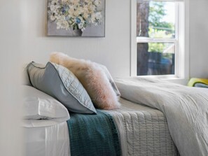 3 bedrooms, desk, iron/ironing board, free WiFi