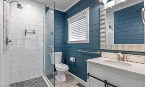 Douche, séchoir à cheveux, serviettes fournies, savon