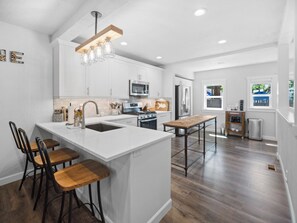 Kjøleskap, mikrobølgeovn, ovn og kokeplater