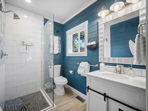 Shower, hair dryer, towels, soap - The Hozee’s Cozee Cottage
Where comfort meets fun Downtown Coeur d’Alene. (Coeur d'Alene)