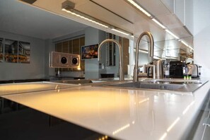 Fridge, microwave, oven, stovetop - Loft Atypique Avec Terrasse, Calme et Cosy (Paris)