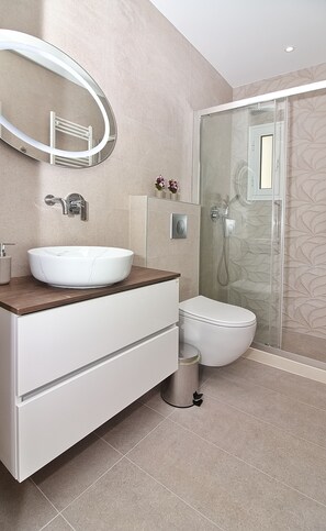 Apartamento básico | Banheiro | Chuveiro, produtos de toalete grátis, secador de cabelo