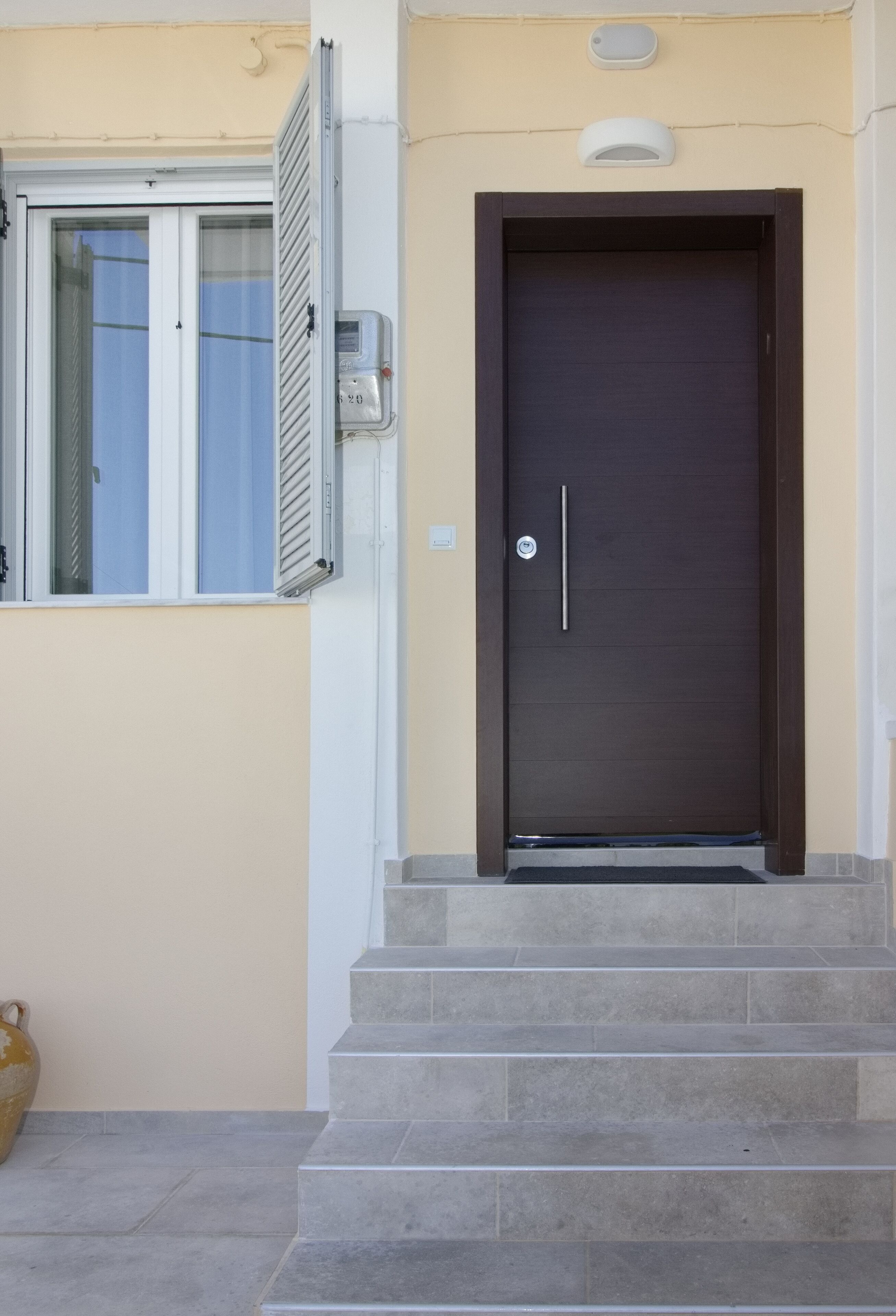 Vista frontal de la propiedad