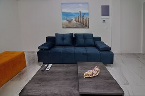 Basic Apartment | Living area