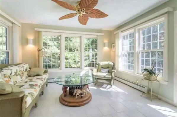 Living area - North Beach Hampton House Near Beach (Hampton)