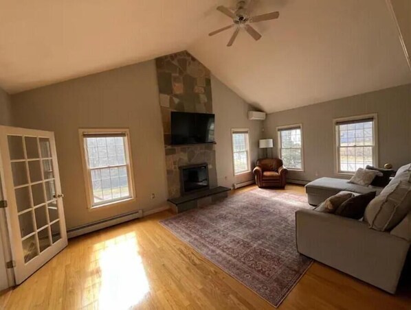 Living area - North Beach Hampton House Near Beach (Hampton)