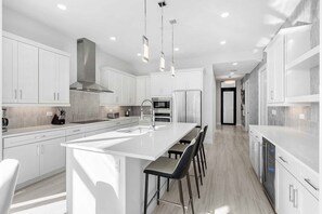 冷蔵庫、電子レンジ、オーブン、コンロ