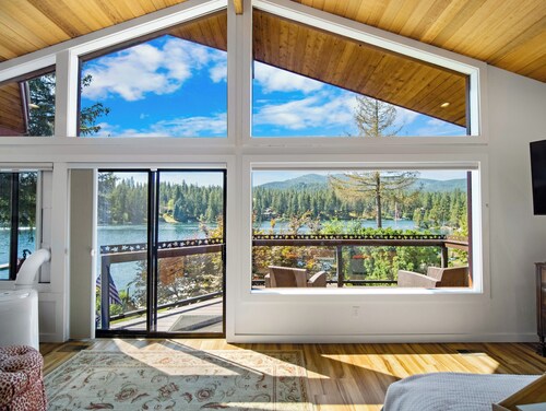 Rivers Edge Retreat, Luxury Waterfront Estate, Private Dock, Fire pit, Swimming