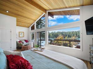 5 bedrooms, desk, iron/ironing board, travel crib