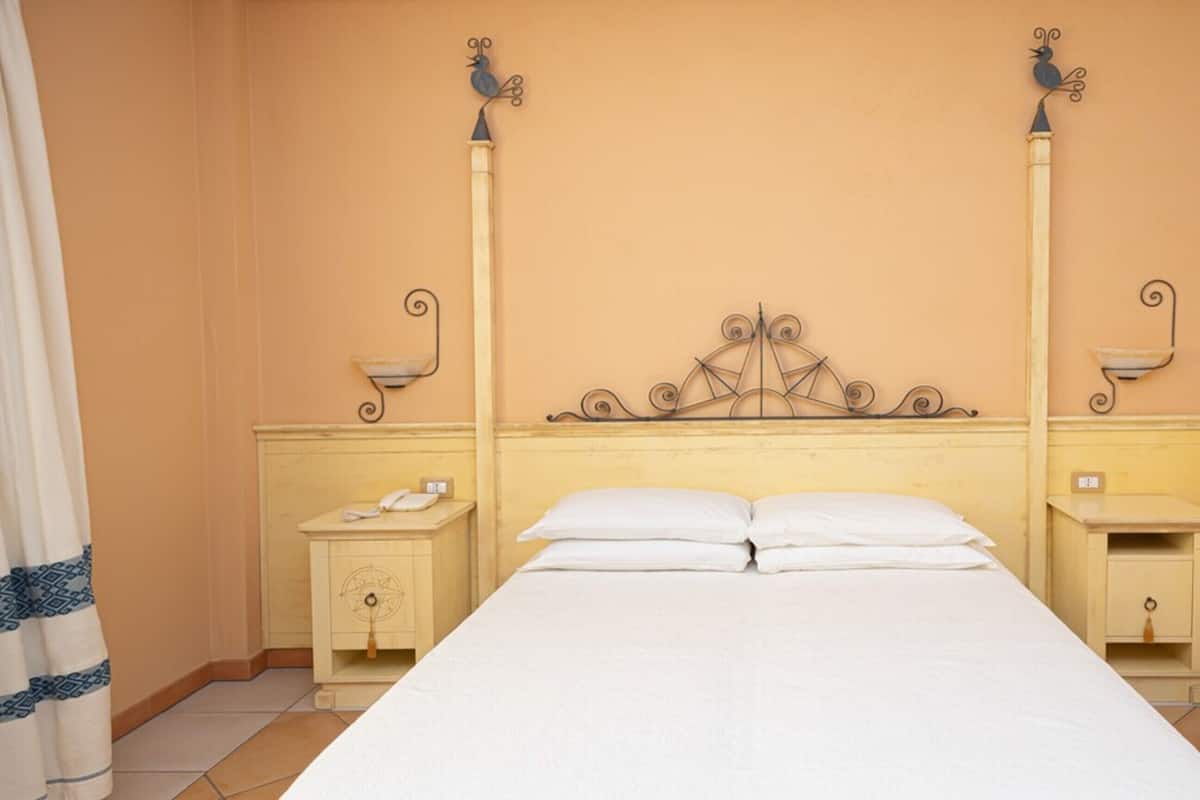 Standard Double or Twin Room | 1 bedroom, minibar, in-room safe, individually furnished