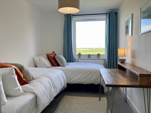 3 bedrooms, desk, iron/ironing board, WiFi - Meadow View, Great Mongeham (Great Mongeham)