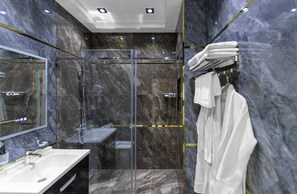 Tremannsrom – deluxe | Bad | Dusj, dusjhode med hydromassaje, designertoalettartikler og hårføner