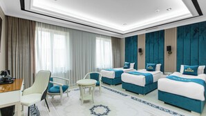 デラックス トリプルルーム | バスルーム | シャワー、水圧マッサージシャワー、デザイナーバスアメニティ、ヘアドライヤー