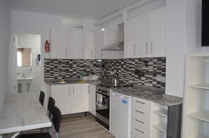 Kjøleskap, mikrobølgeovn, ovn og kokeplater