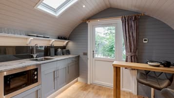 Réfrigérateur, micro-ondes, grille-pain, tables à manger