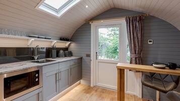 Réfrigérateur, micro-ondes, grille-pain, tables à manger