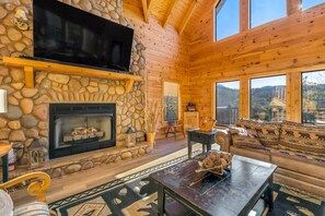 Smart TV, caminetto, tavolo da calcetto