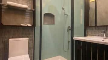 Een douche, handdoeken, zeep, shampoo