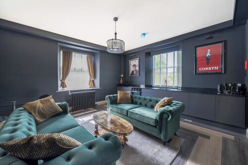 Luxury One Bed Apartment - Free On-Site Parking