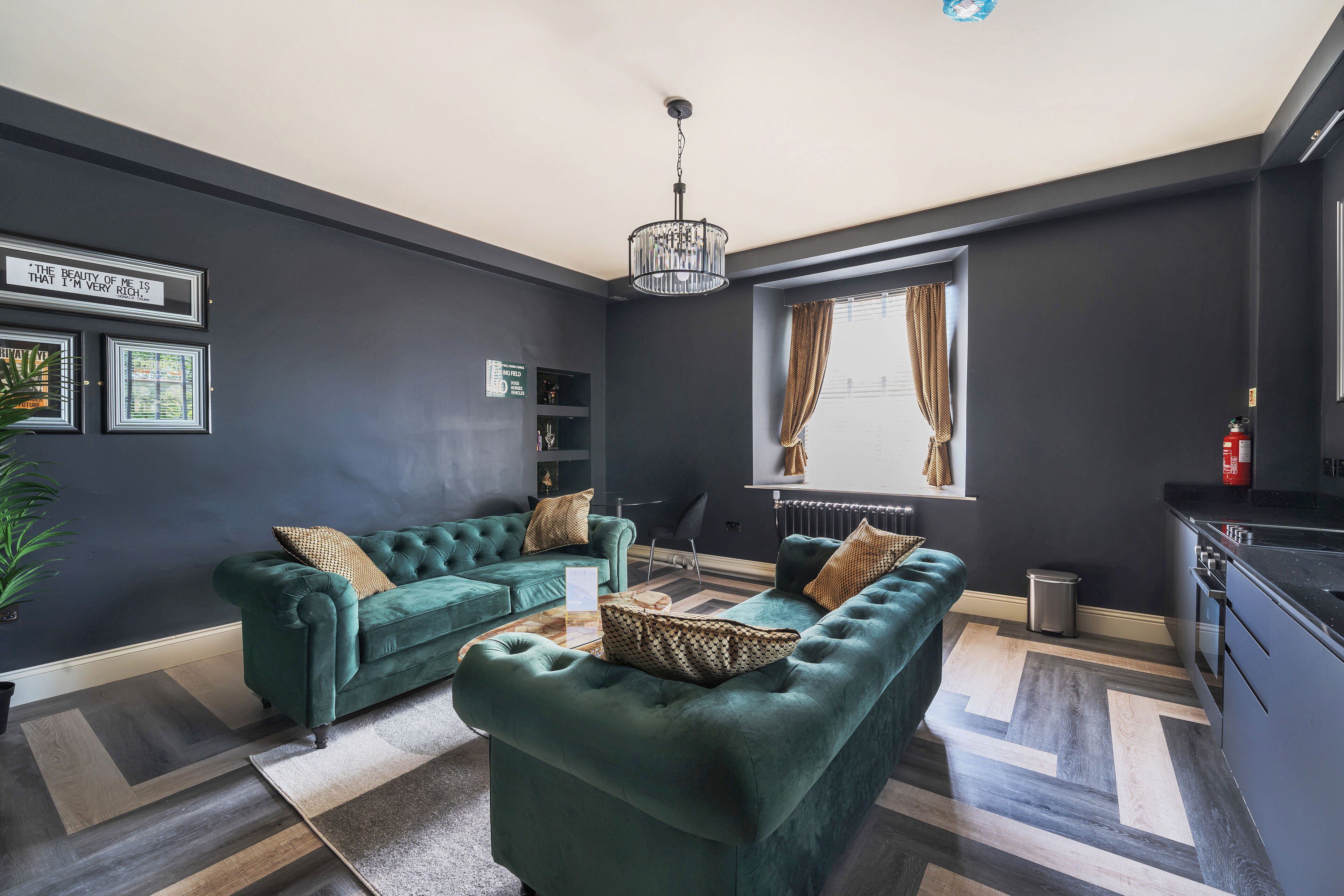 Luxury One Bed Apartment - Free On-site Parking - Windermere