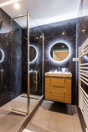 Superior Apartment (4GD) | Bathroom | Shower, free toiletries, hair dryer, towels - Résidence Paris Boetie (Paris)