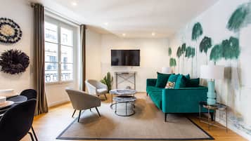 Apartamento superior (4GD) | Área de estar | TV 60 polegadas com canais digitais