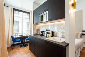 Apartamento clássico (5) | Cozinha privada | Geladeira, micro-ondas, cooktop, máquina de café expresso