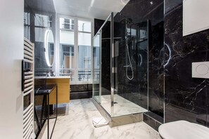 Appartement Galerie (8) | Salle de bain | Douche, articles de toilette (gratuits), séchoir à cheveux