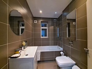 Hårtork, handdukar, tvål och schampo