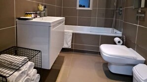 Secador de cabelo, toalhas de banho, sabonete, shampoo