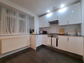 Kylskåp och mikrovågsugn