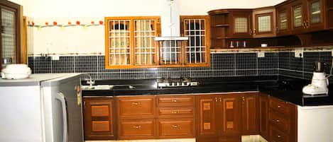 Refrigerador, microondas, parrilla de estufa y cafetera y tetera