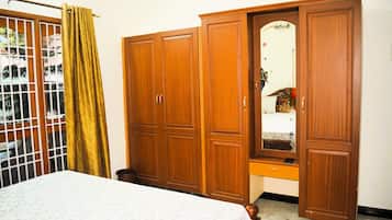 2 Schlafzimmer, Schreibtisch, Bügeleisen/Bügelbrett, WLAN